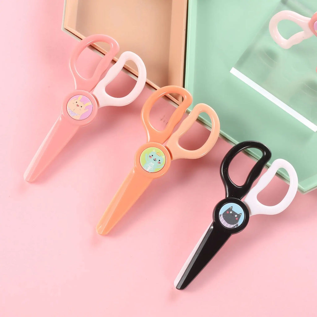 Students and children cut DIY handmade scissors carrot cartoon lace scissors do not hurt hands plastic scissors.