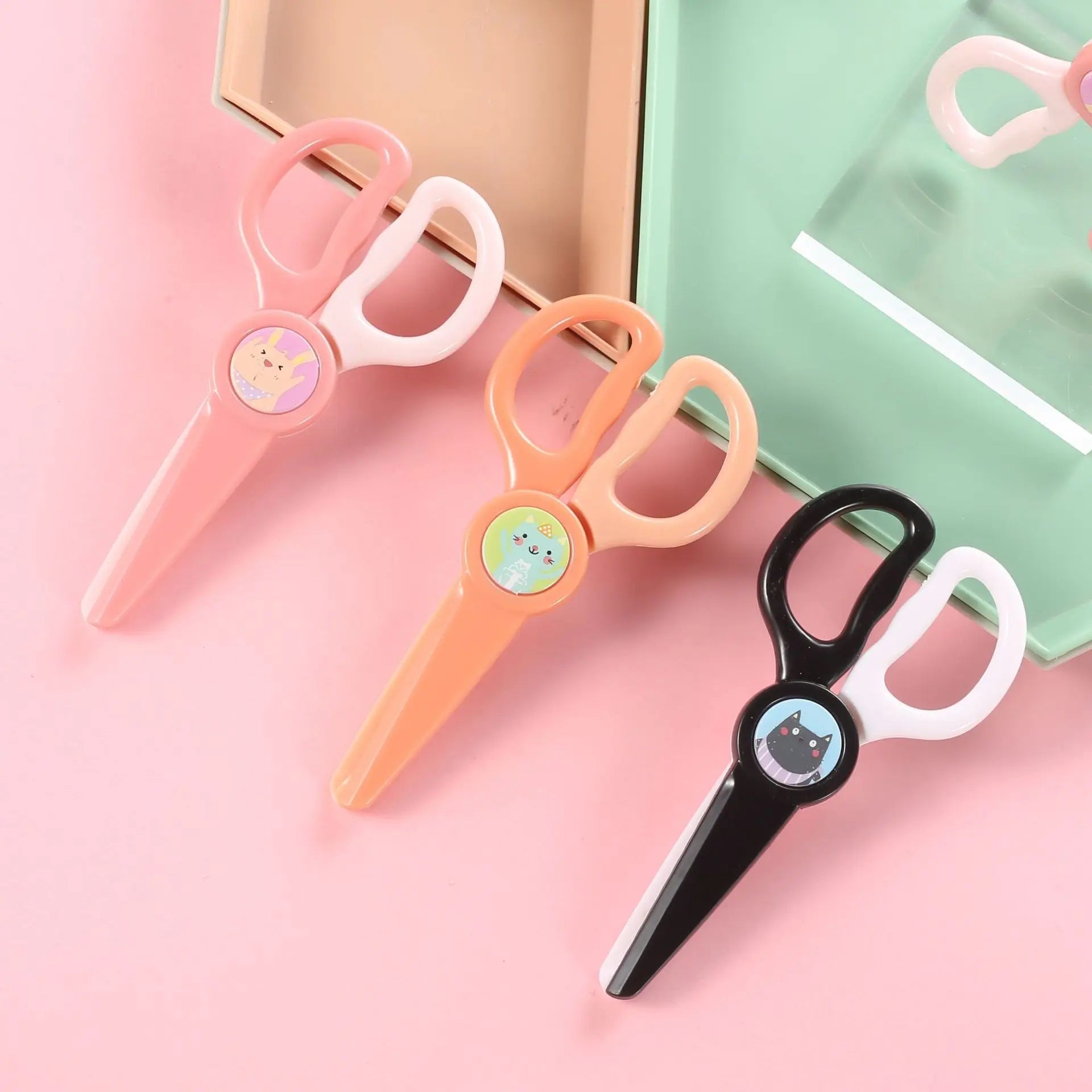 Students and children cut DIY handmade scissors carrot cartoon lace scissors do not hurt hands plastic scissors.