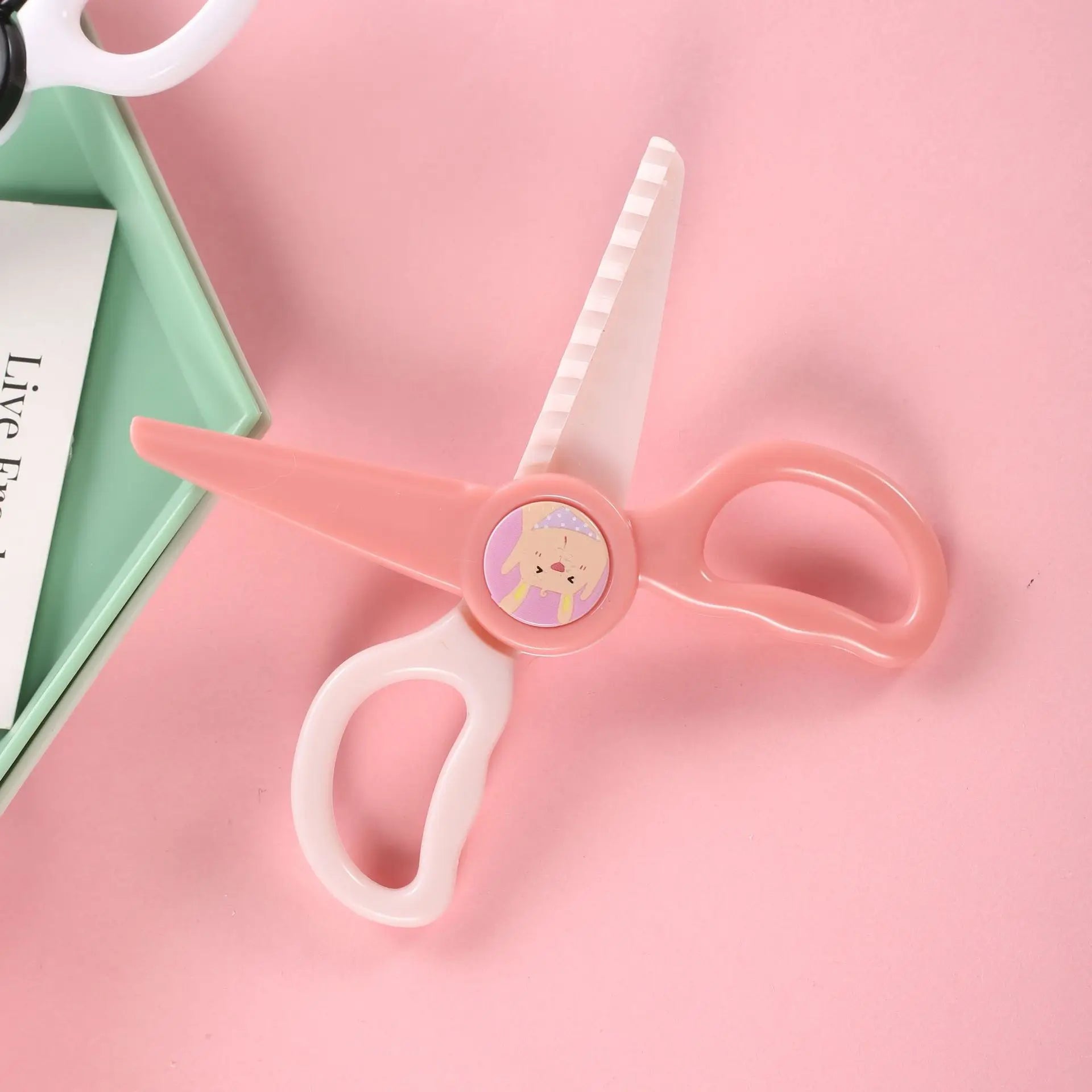 Students and children cut DIY handmade scissors carrot cartoon lace scissors do not hurt hands plastic scissors.